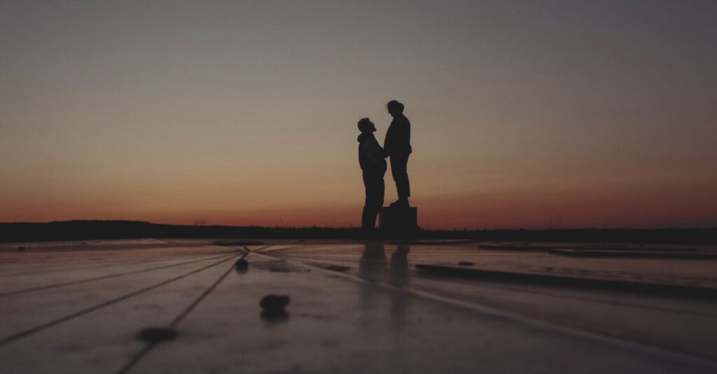 夕暮れの中で静かに寄り添う二人。違いを超えて育まれた、やわらかな愛のかたち。