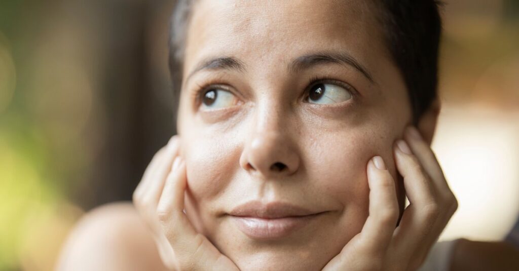 自分の物語を歩き始めた女性が穏やかに前を見つめる様子