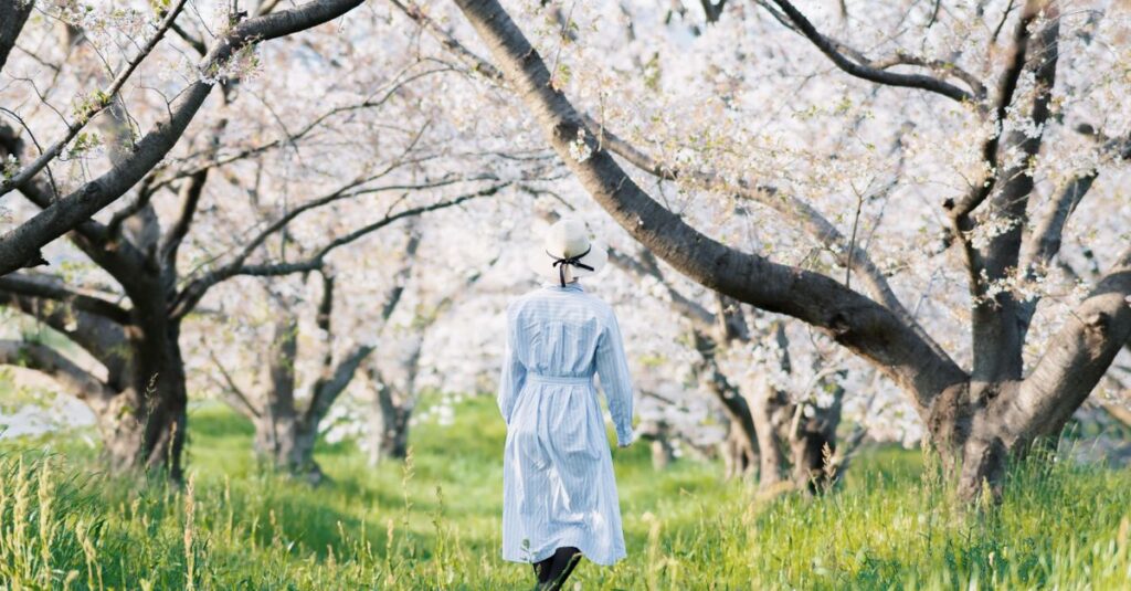並んで歩く二人。恋が心に静かな変化をもたらす、やわらかな春の道。
