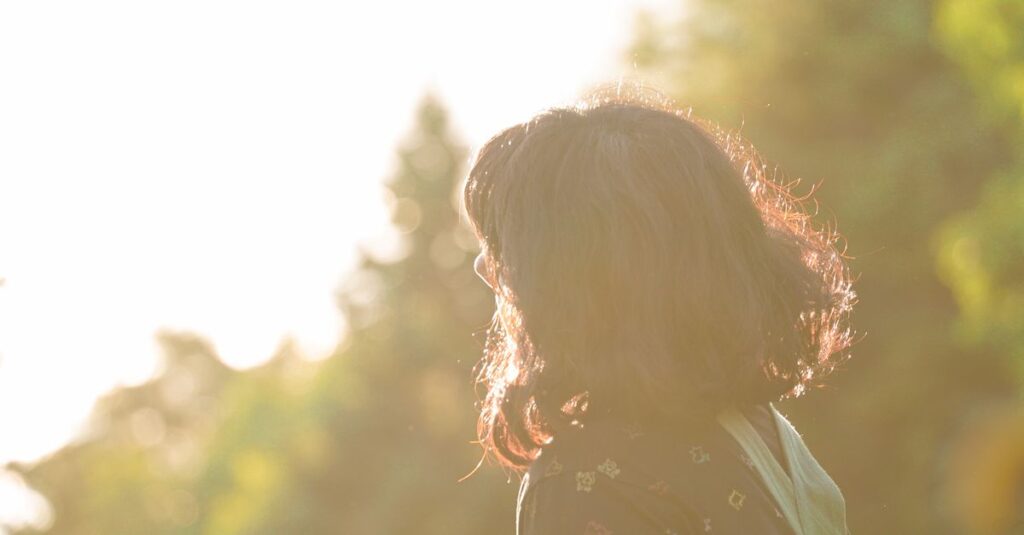 自分の好きを認めて心が軽くなり自由を感じている女性