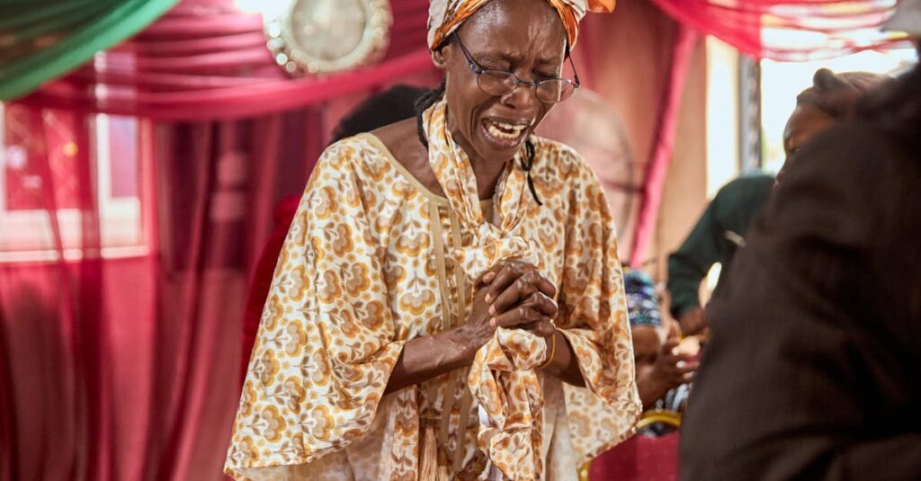 自己表現を妨げる思い込みに気づきはじめた女性が前向きな表情を浮かべている様子