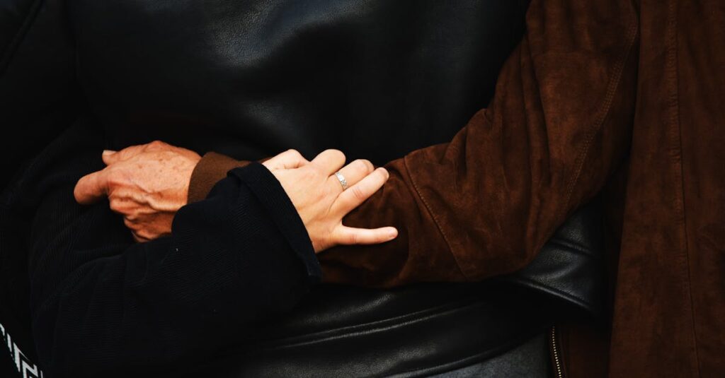 恋の本質として感情を交わし合う二人のあいだに静かに芽生える信頼とつながりのイメージ