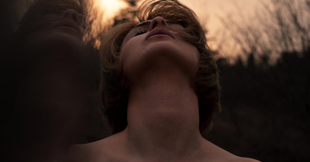 夕暮れにたたずむ女性のシルエット。弱さを抱えながらもまっすぐ立つ姿のイメージ