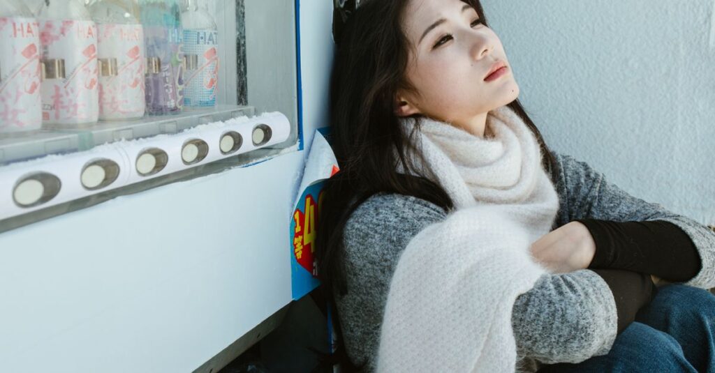 日常の中でふと立ち止まり違和感を感じる女性