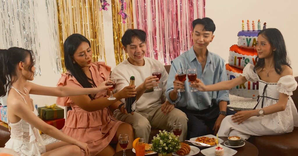 やわらかな光の中で語り合う仲間たち。つながりが心を支える、静かな時間。