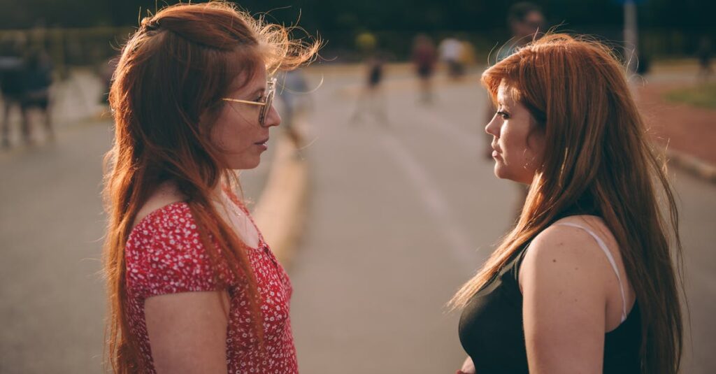 向き合う二人の友人。ぶつかり合うことも、絆を深める時間のひとつ。