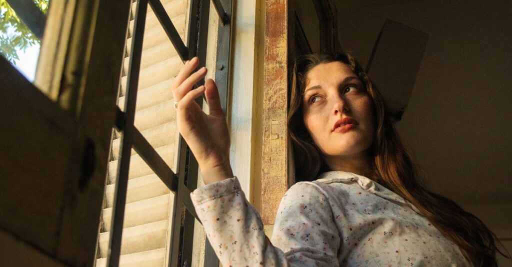 窓の外を静かに見つめる女性。恋が映し出す、自分の知らなかった気持ち。