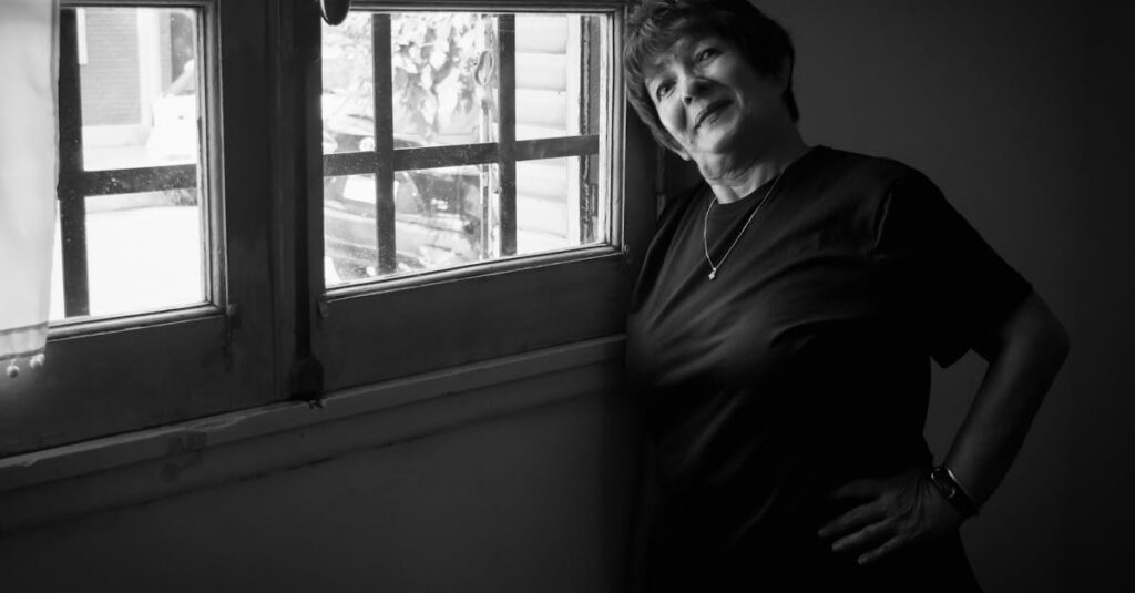 窓の外を静かに見つめる女性。恋が映し出す、自分の知らなかった気持ち。