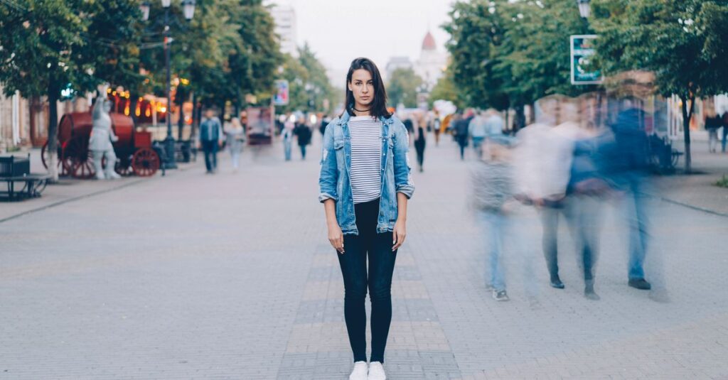 好きな人を遠くから静かに見つめるだけの女性
