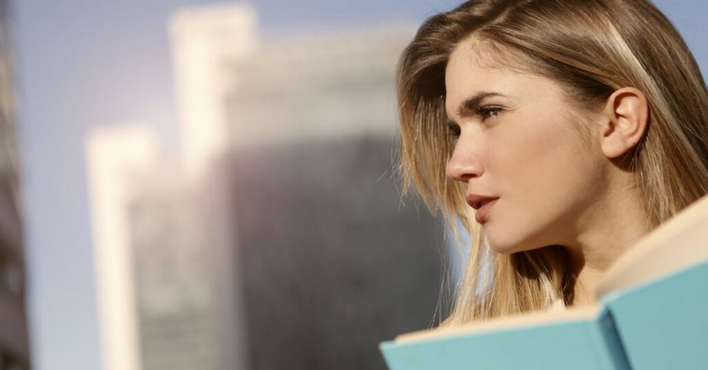 自分の物語を歩き始めた女性が穏やかに前を見つめる様子