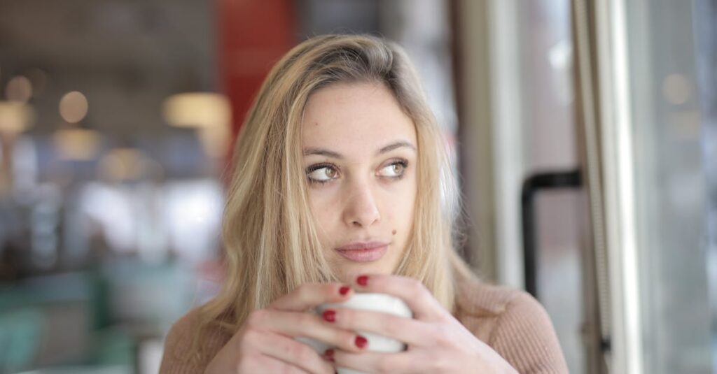 好きなものをそっと胸にしまっている女性の静かな横顔