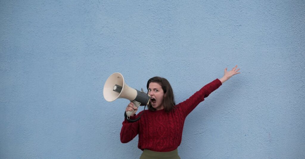 ちょうどいい自己表現を心がけながら穏やかに話す女性の姿