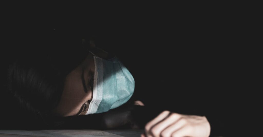 役割の陰に隠れて疲れを感じている女性の静かな表情