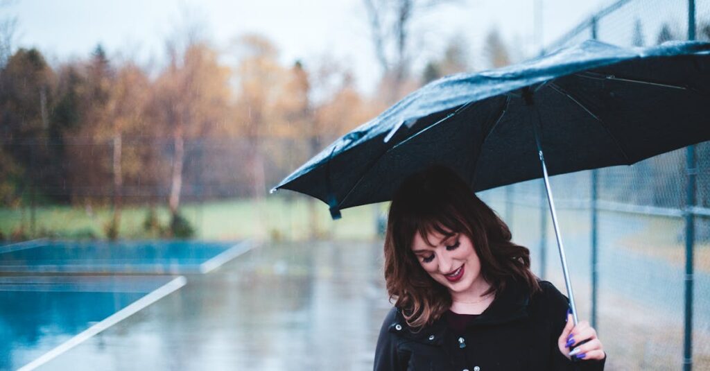 幸せを感じながらも罪悪感を抱える女性の静かな表情