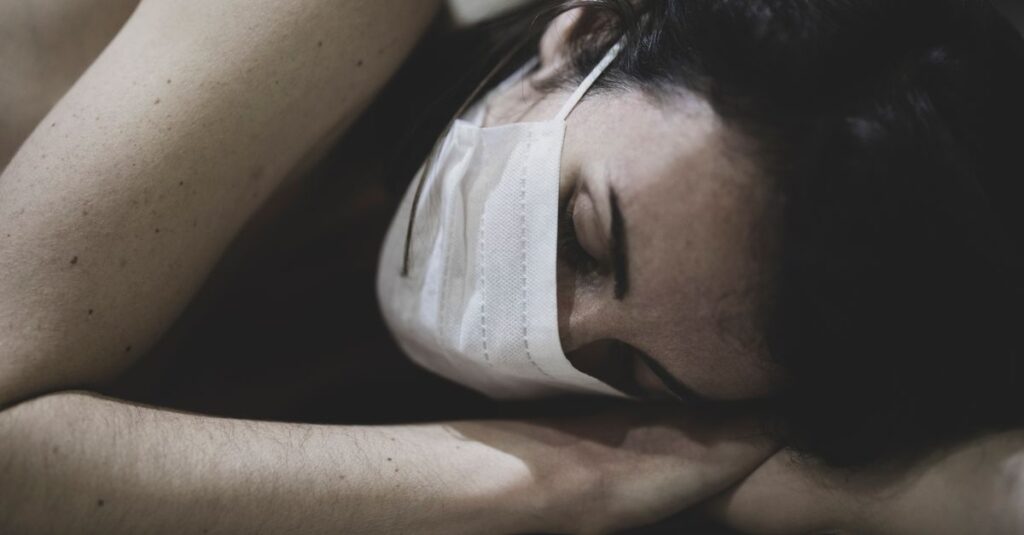 役割の陰に隠れて疲れを感じている女性の静かな表情