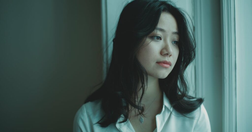 ひとり静かに立つ人。強がりの裏に隠れた、誰も知らない孤独。