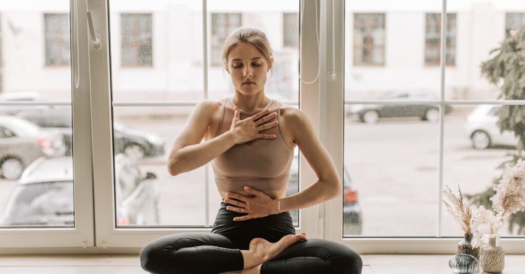 静かに自分を受け入れる女性。自分を認めることが、居場所の始まり。