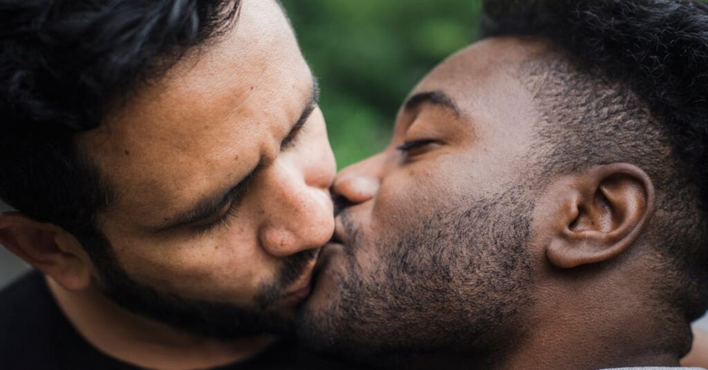 静かな愛の瞬間を描いた、柔らかな表情で向き合う二人の人物