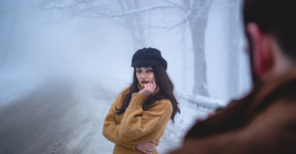 好きな人を遠くから静かに見つめるだけの女性