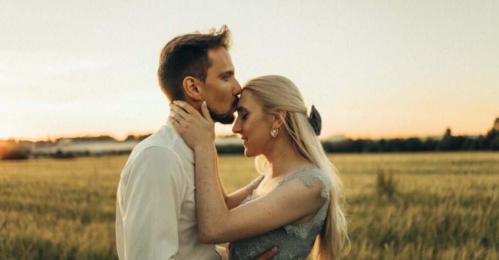 夕暮れの中で静かに寄り添う二人。違いを超えて育まれた、やわらかな愛のかたち。