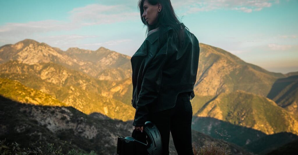 夜明け前に静かに立つ女性。弱さを抱えながらも新しい一日を迎える象徴的なイメージ