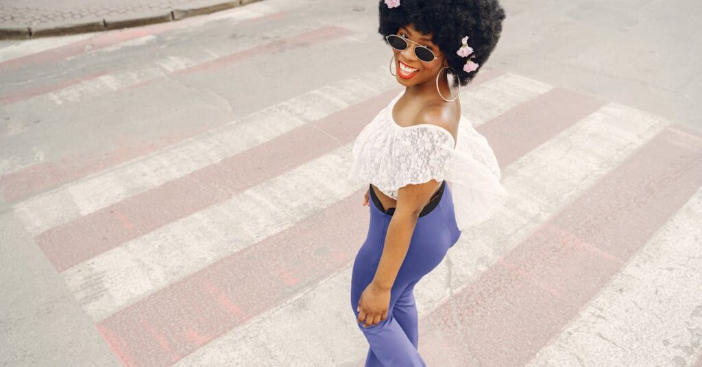 自分を表現できるようになって穏やかに前を歩く女性