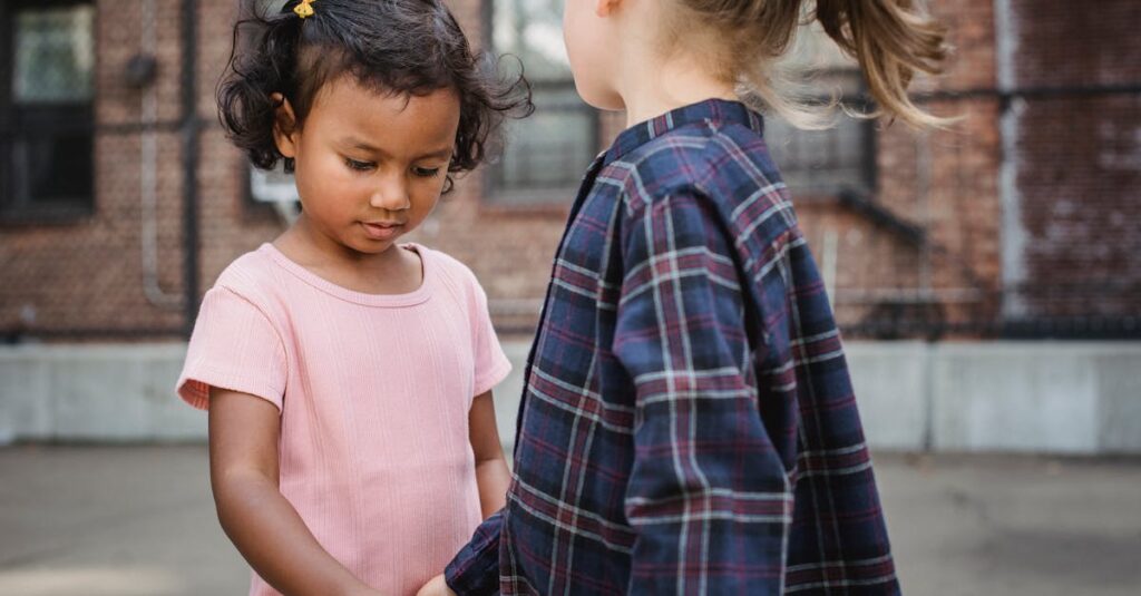 いい子でいようと静かに頑張っている子どものイメージ