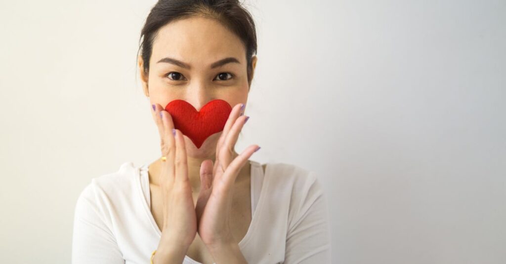 やさしさをそっと受け取って微笑む女性