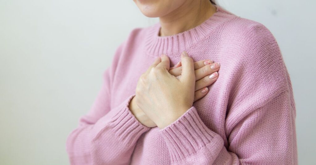 自分に幸せの許可をそっと出している女性の穏やかなイメージ