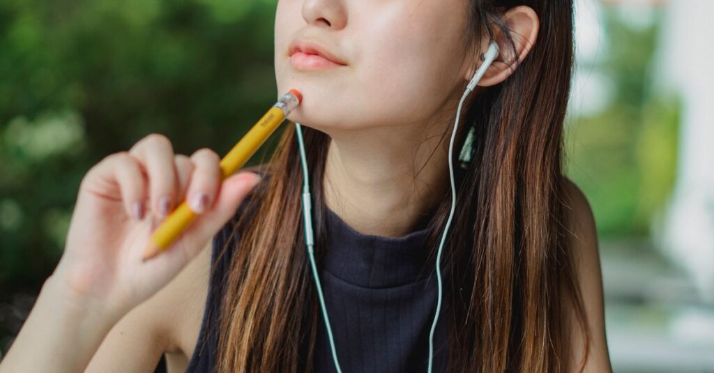 言葉をそっと飲み込んで遠くを見つめる女性