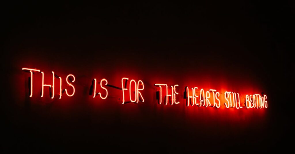 感情の壁を越えていく言葉を象徴する、夕暮れの空に浮かぶ吹き出しと手紙