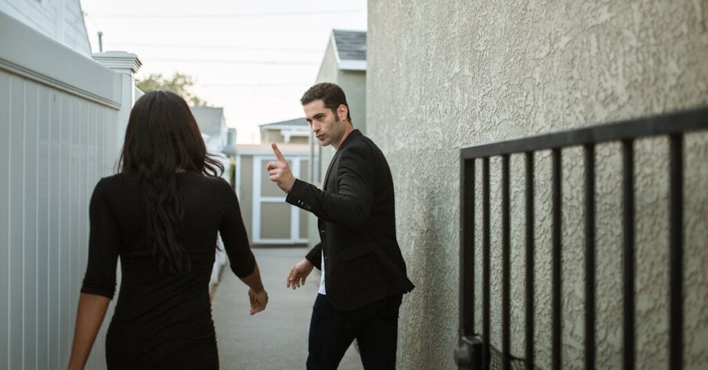 言葉がすれ違った後の考え込む男女のシルエット