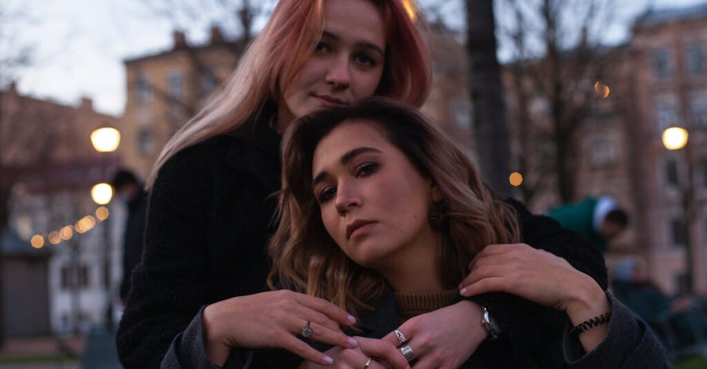 お互いに温かさを交わし合う二人のやさしいつながり