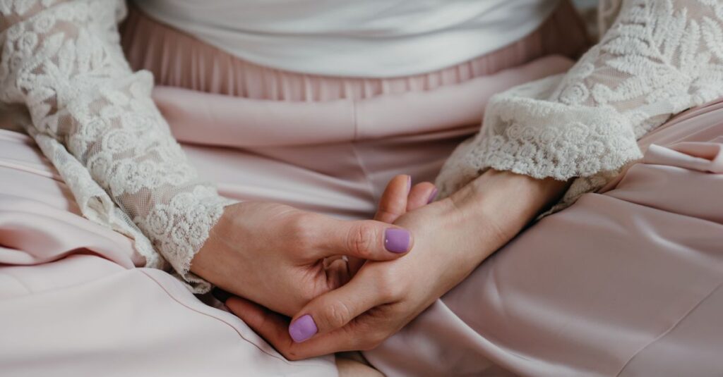 恋で傷ついた後に静かに自分を慰める女性