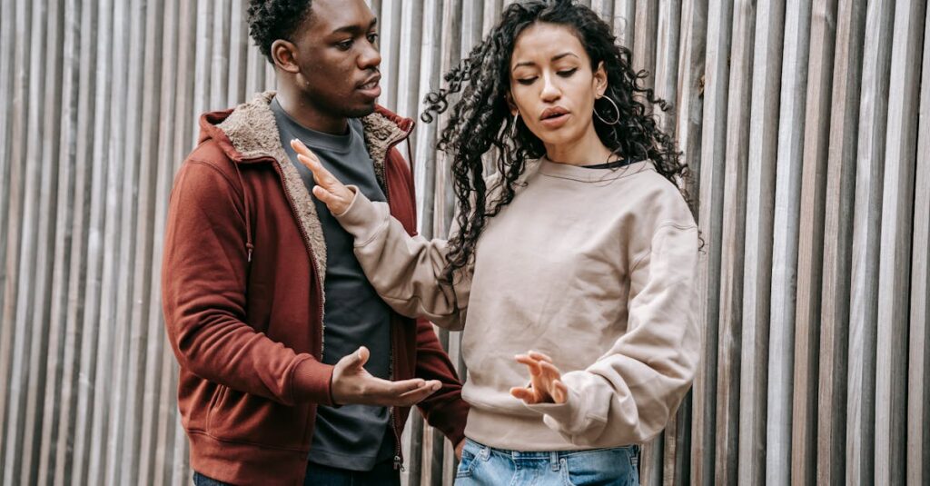 言葉がすれ違った後の考え込む男女のシルエット