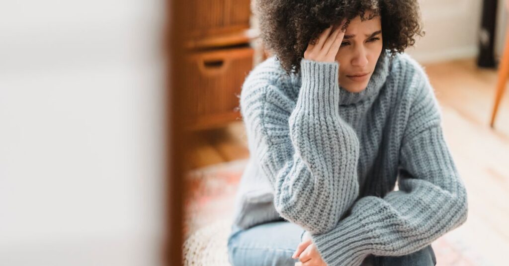 好きなものを否定された記憶に静かに向き合う女性