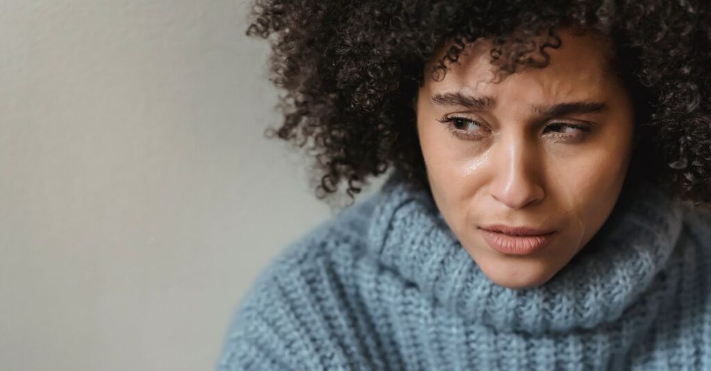 幸せを感じながらも罪悪感を抱える女性の静かな表情
