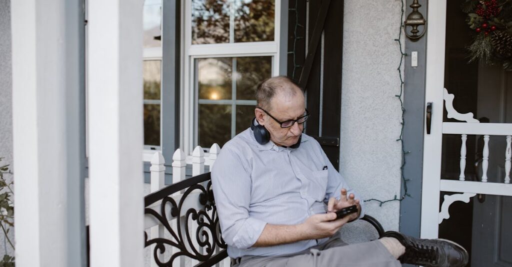 遠くから誰かを見つめることで満たされる静かな恋心を抱える女性の後ろ姿