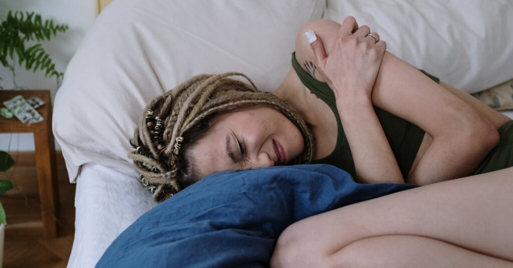 自分の好きを隠してきたことで感じる静かな痛みと優しさがにじむ女性の横顔