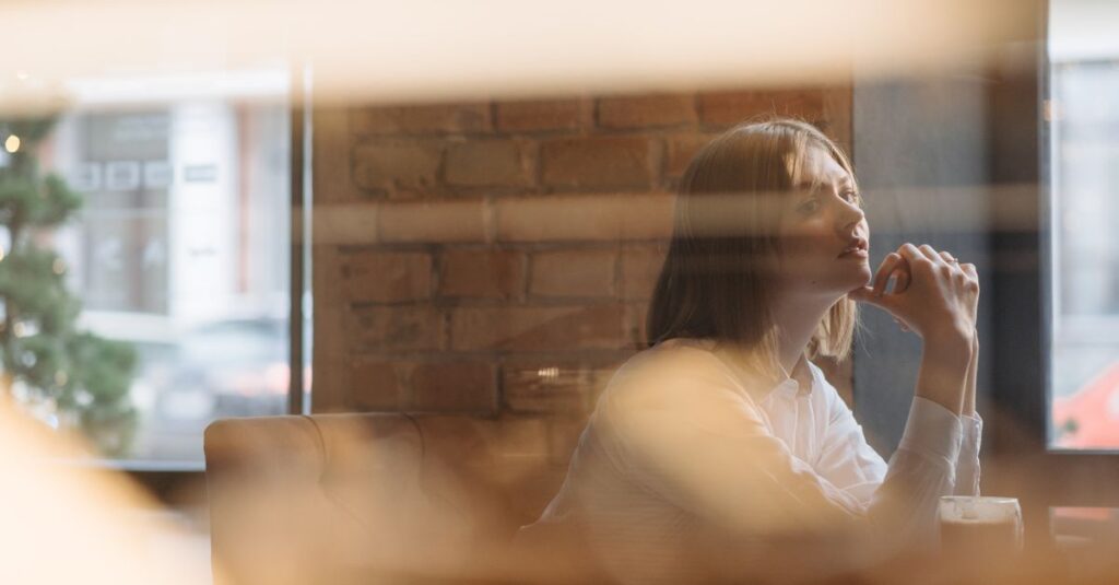 自分の物語を歩き始めた女性が穏やかに前を見つめる様子