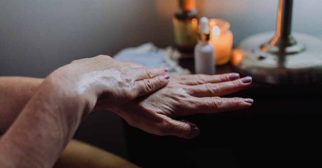 日常の中で愛の循環を意識している女性が微笑みながら暮らしを楽しんでいる様子