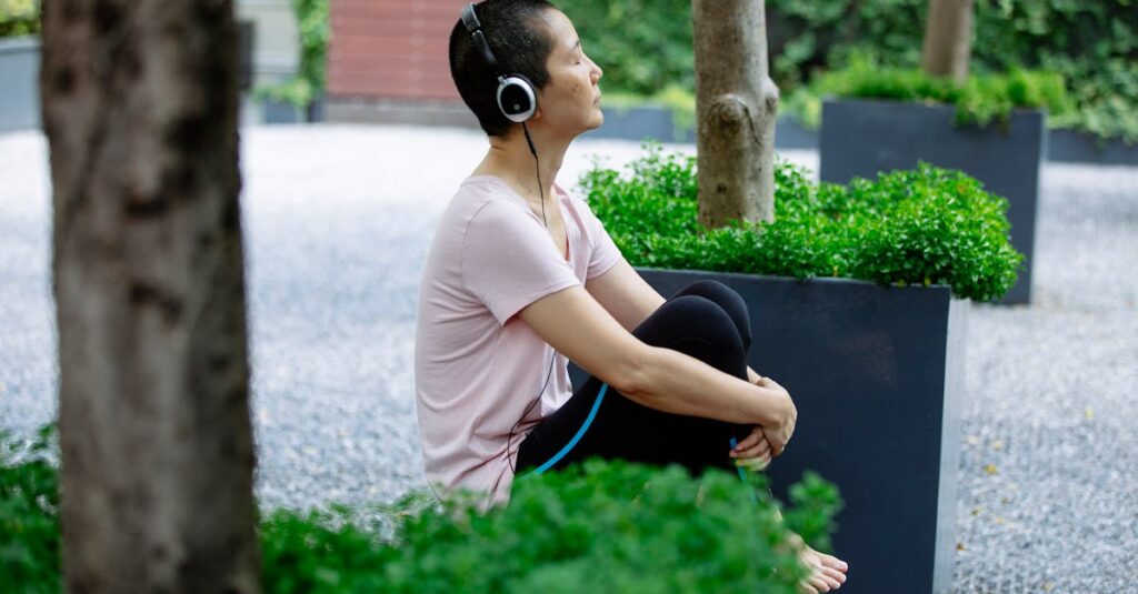 自分の内側の声に静かに耳を澄ませている女性