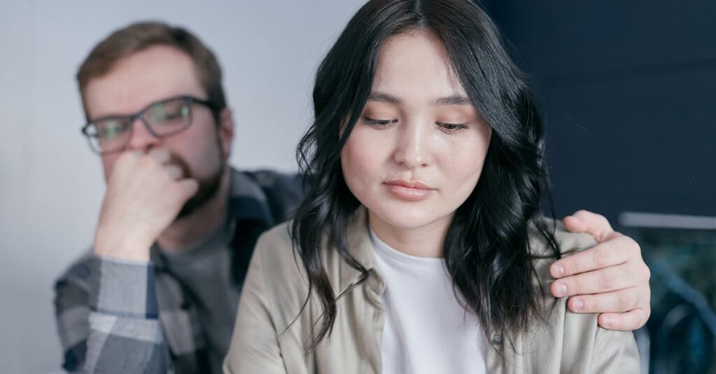 そっと肩に手を置く人。言葉より先に伝わる、静かで深い愛のぬくもり。