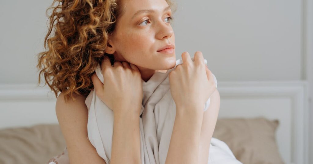 恋で傷ついた後に静かに自分を慰める女性