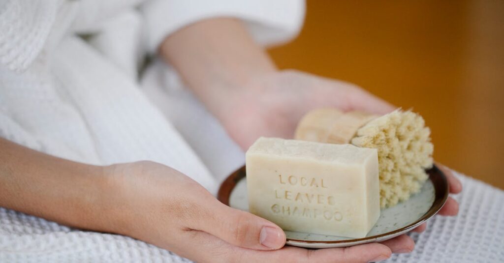 日常の中で愛の循環を意識している女性が微笑みながら暮らしを楽しんでいる様子