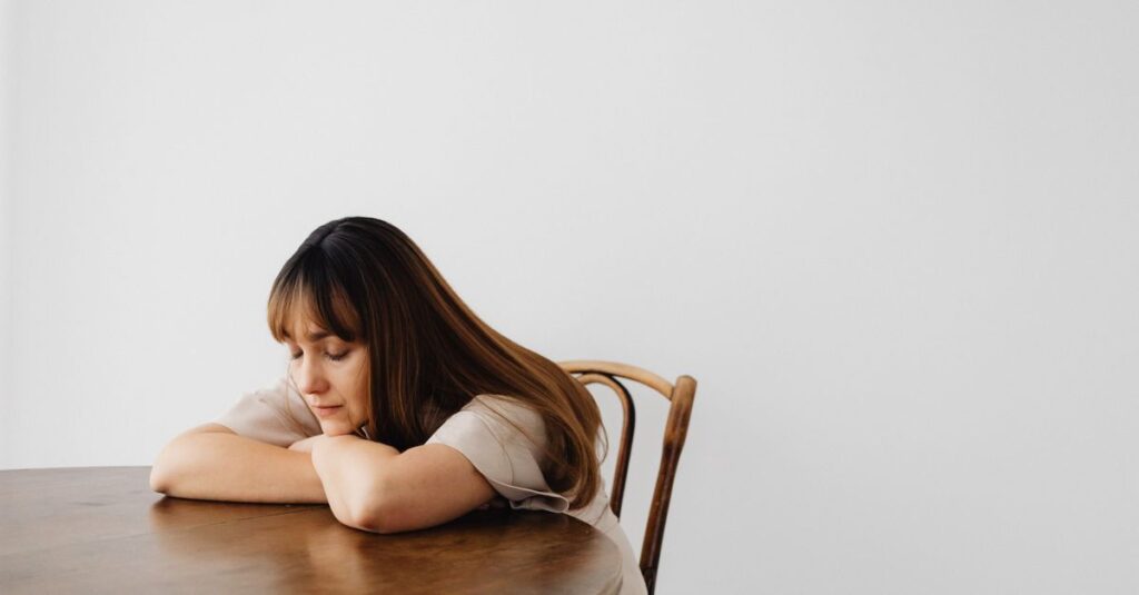 日常の中でふと立ち止まり違和感を感じる女性