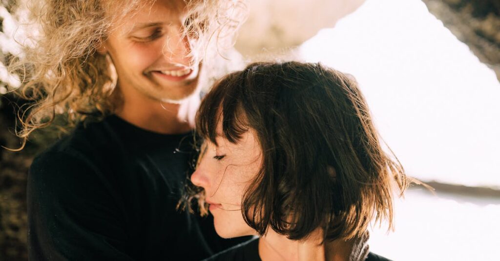 恋の温かさをそっと感じている女性