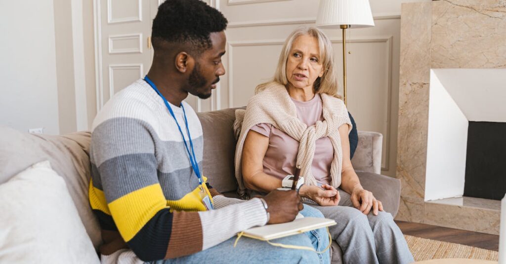 向き合って静かに話す二人。言葉を超えて、気持ちが少しずつ届いていく。