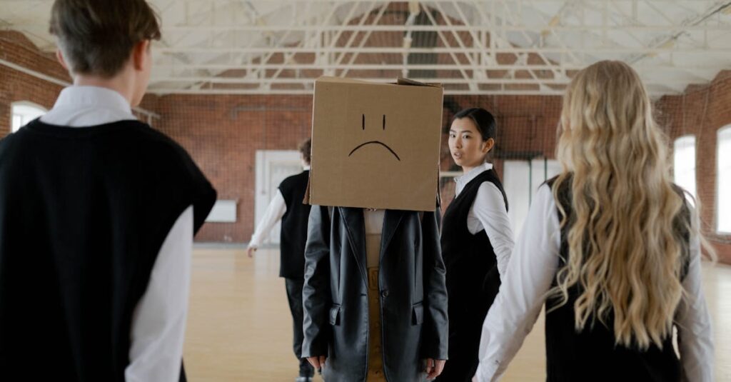 周囲に合わせてきた自分と本当の自分とのズレに悩む女性の複雑な心情を映したイメージ