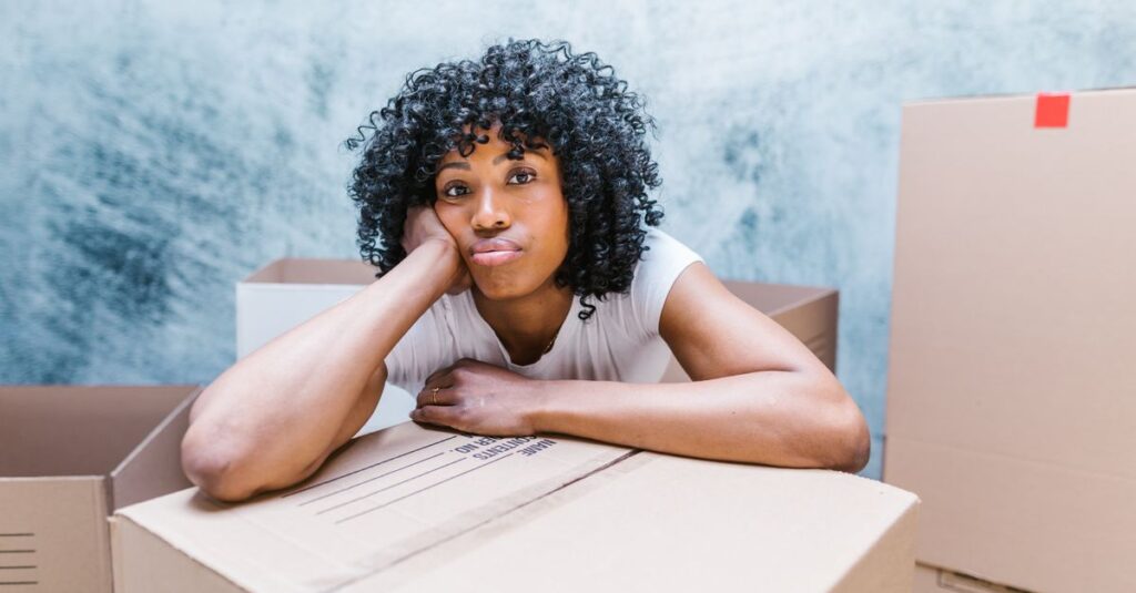 与えすぎて静かに疲れている女性がひとりで座っている様子